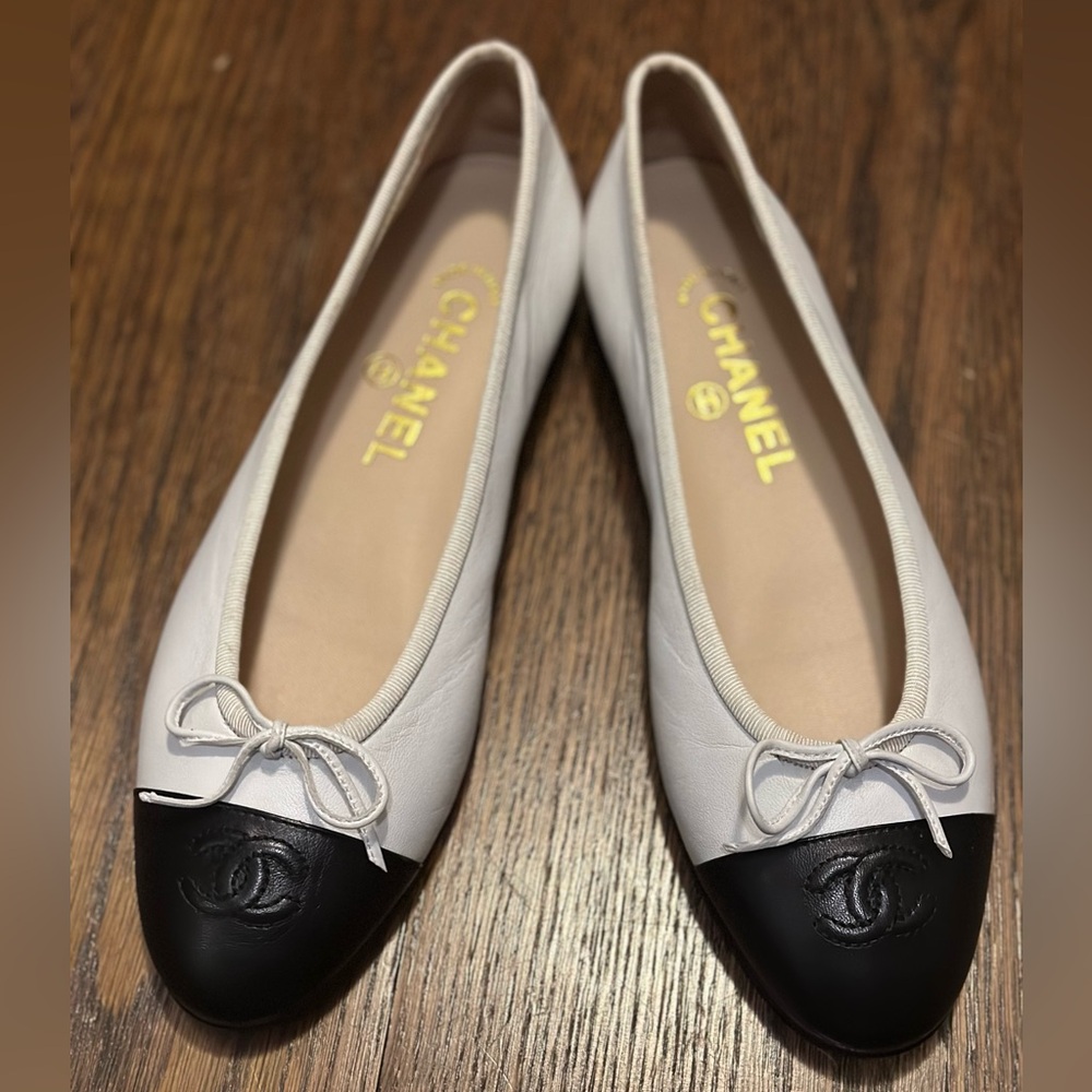 CHANEL White & Black Ballet Flats